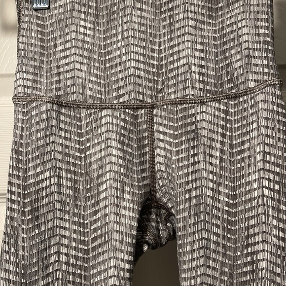 Lululemon green patterned, textured leggings- size 4 - Picture 2 of 4